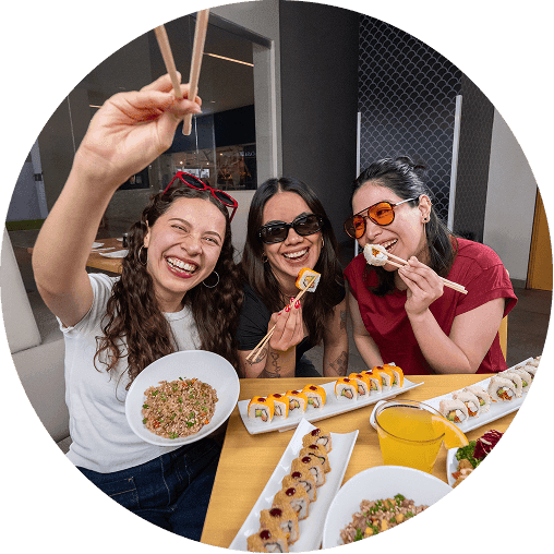 Amigos compartiendo platillos de Sushiitto
